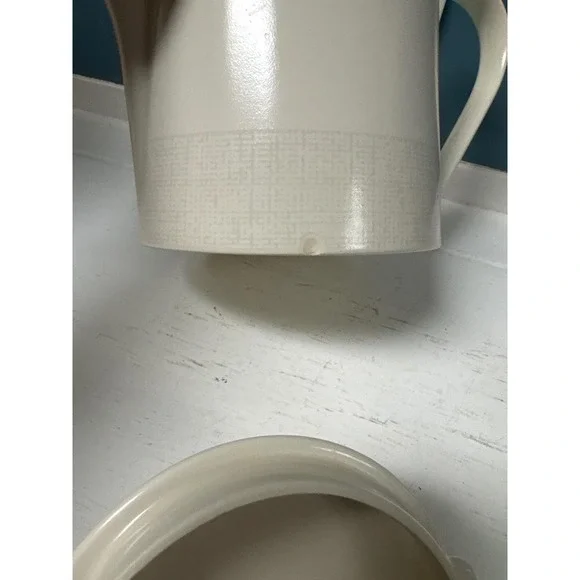 Vtg Wedgwood Teapot England 1999 Beige Ivory Textured Pattern‎ PAUL COSTELLO